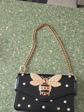 Black Pearl-Studded Bee Accent Chain Shoulder Bag